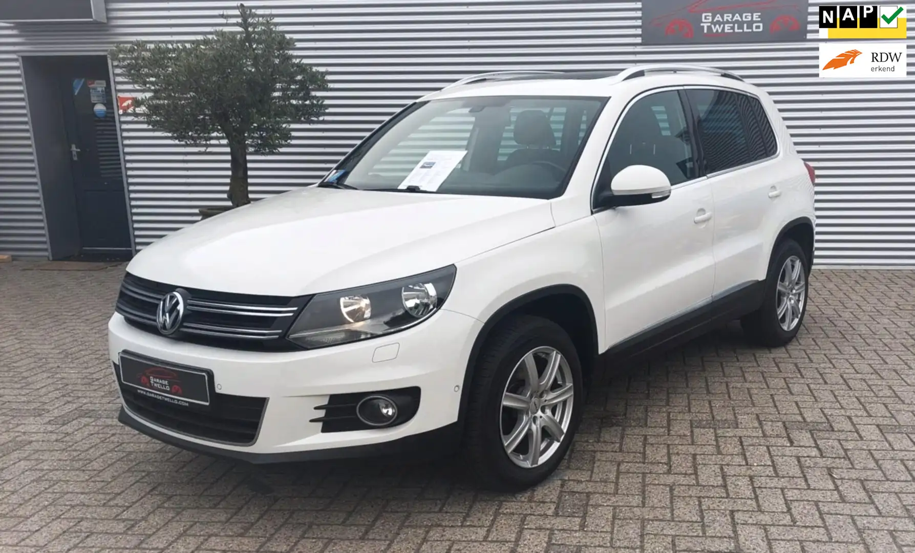 Volkswagen Tiguan 1.4 TSI Sport&Style panoramadak, navigatie, pdc,16 Wit - 1