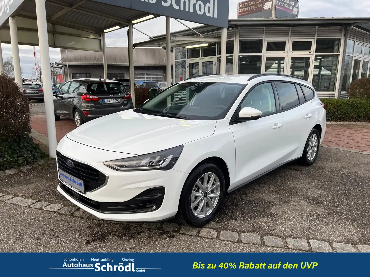 Ford Focus Turnier Cool & Connect 1,0 Ltr. - 125 PS EcoBoo... Weiß - 1