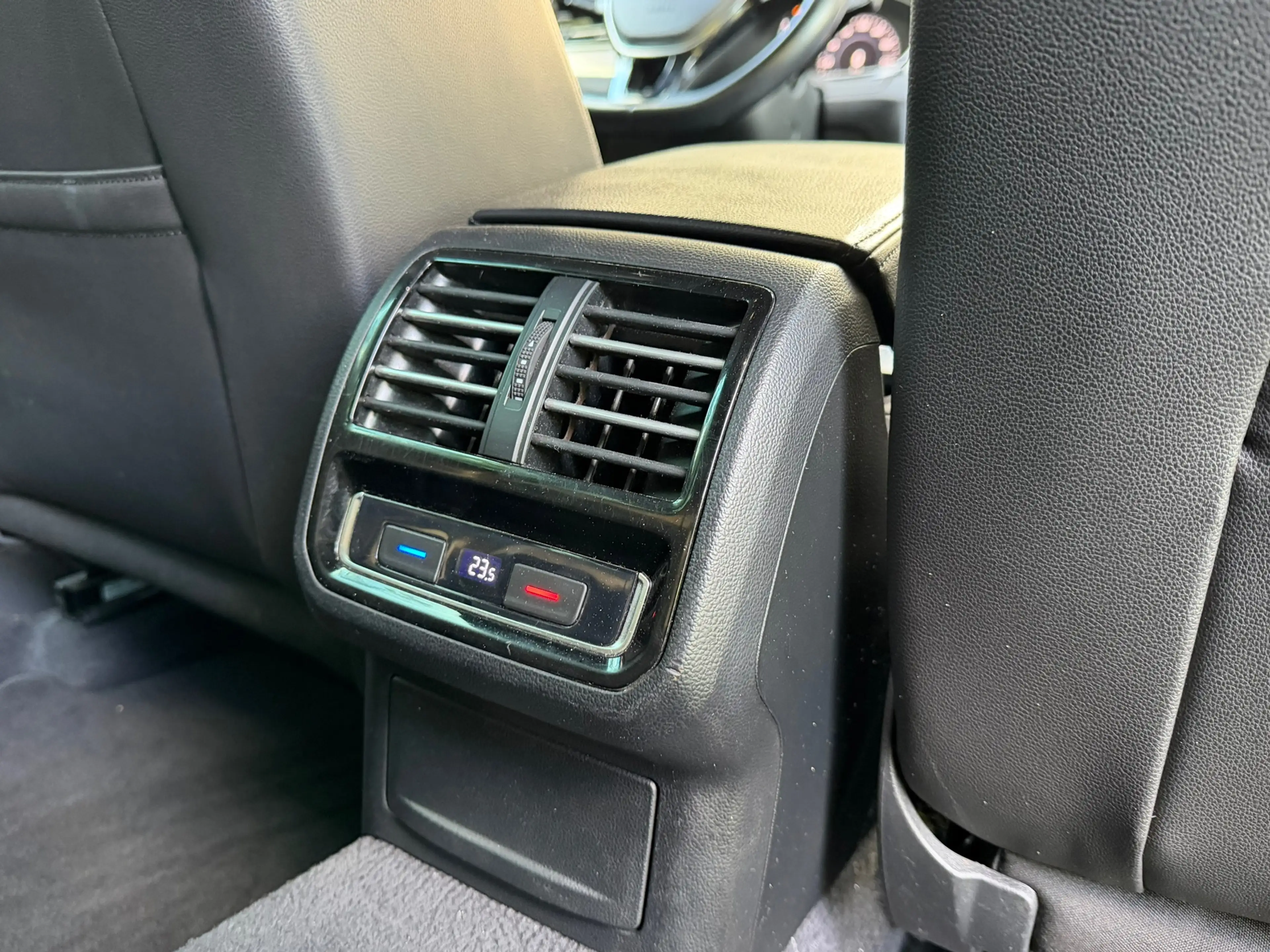 Volkswagen Passat Variant 1.6 TDI Highline Business R | Navi + Cruise contro — photo 11