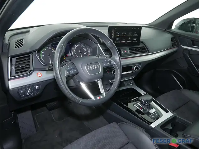 Audi Q5 view 8