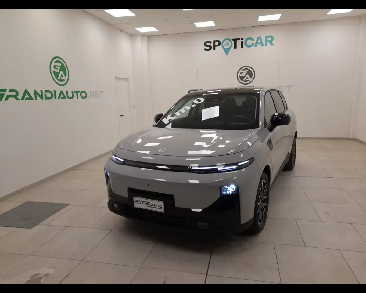 Leapmotor B10 reev hybrid Design — photo 1 of 15