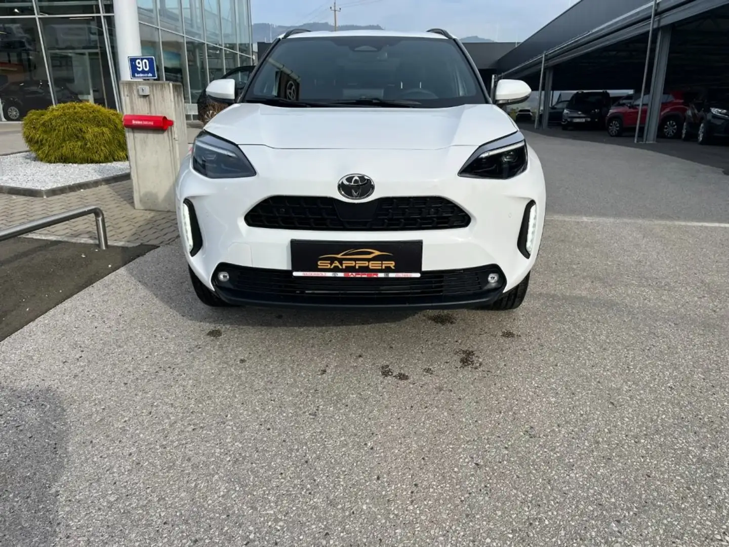 Toyota Yaris Cross - 1,5 l 4x2 HY  Active Drive Weiß - 2