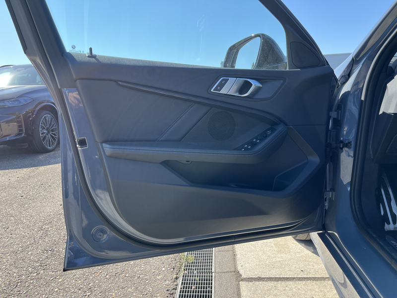 BMW 120 1-serie M-Sport Pro | Panorama | 18" | Stoelverwar — photo 2