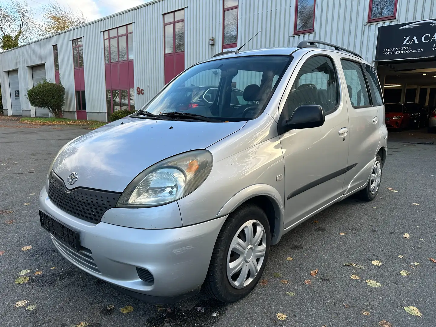 Toyota Yaris 1.3i 16v Linea Luna Gris - 1