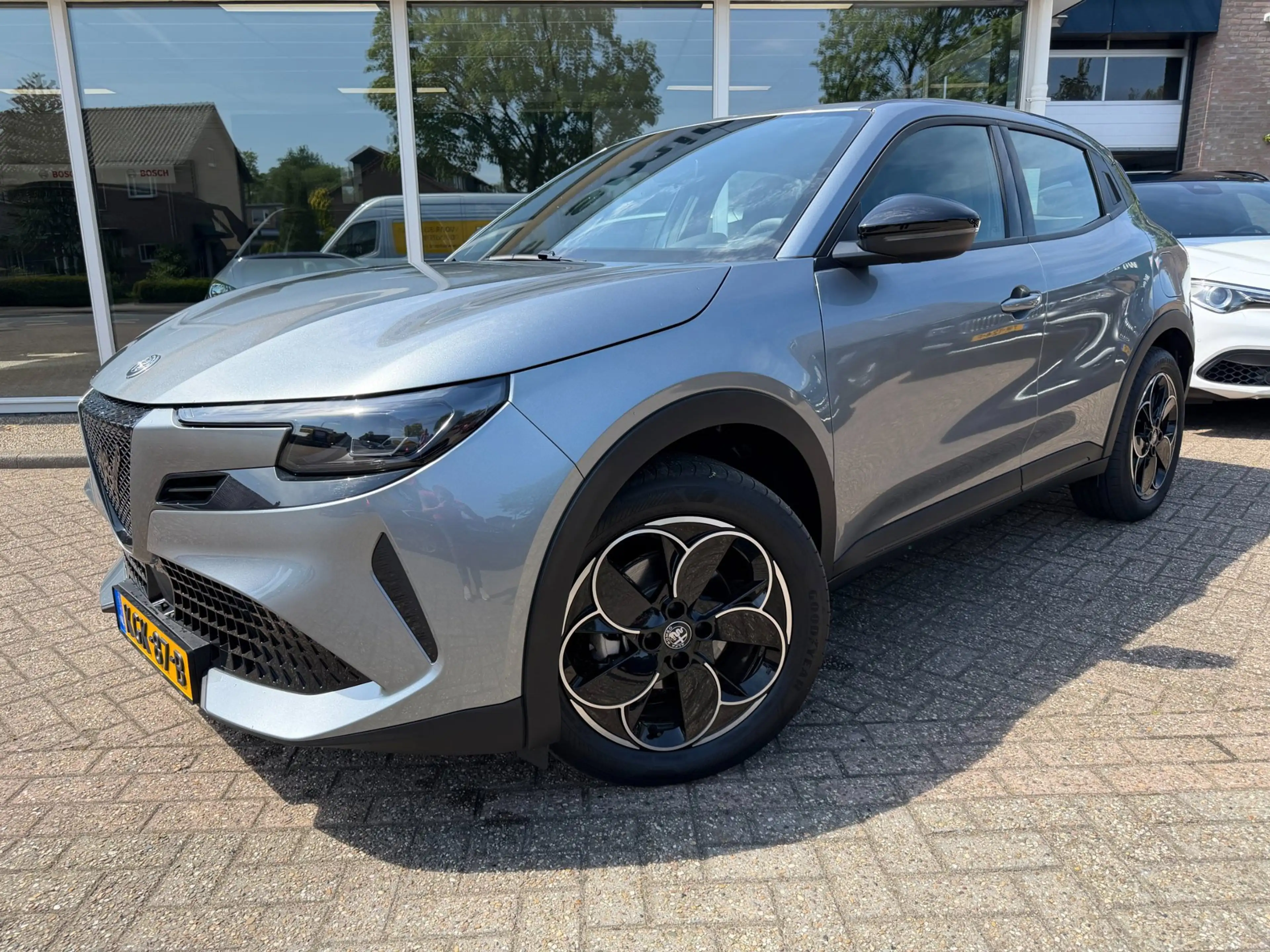 Alfa Romeo Junior Elettrica 54 kWh — photo 2