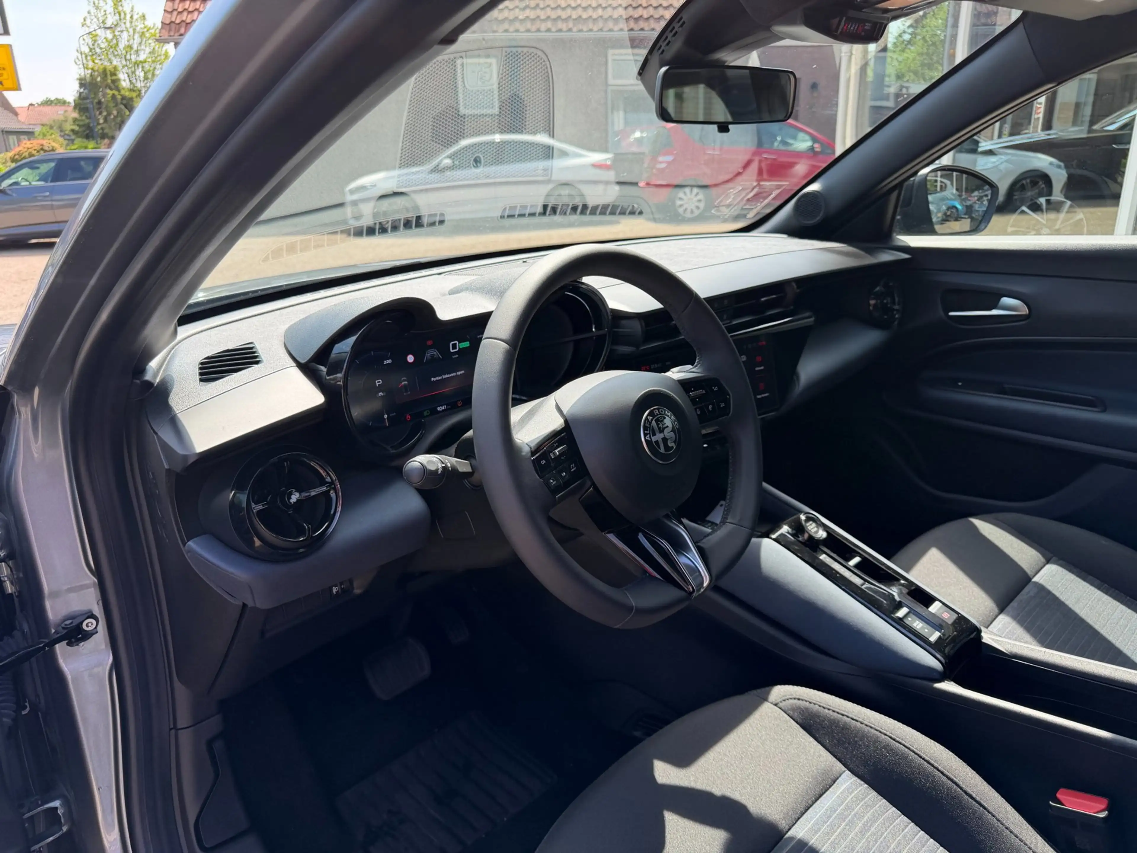 Alfa Romeo Junior Elettrica 54 kWh — photo 5