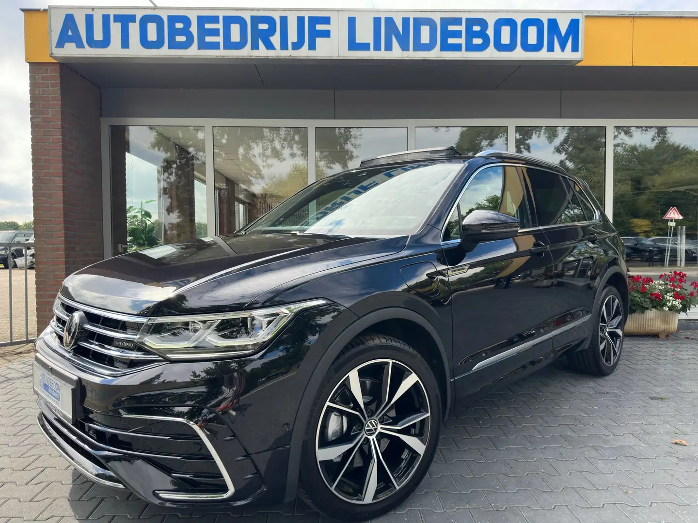 Volkswagen Tiguan 1.4 TSI eHybrid R-Line Panoramadak Memory seat Schwarz - 1