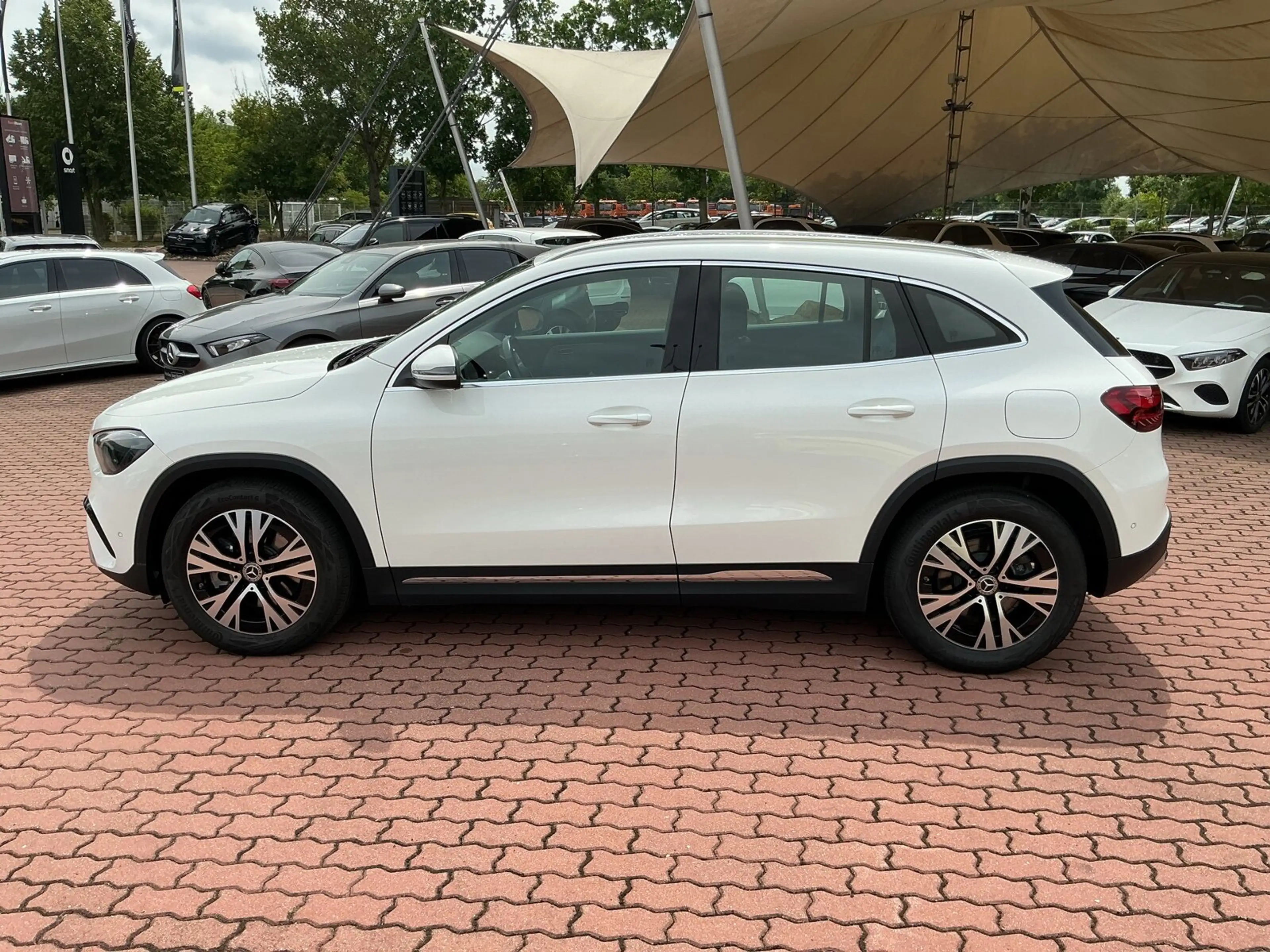 Mercedes-Benz GLA 220 GLA 220 4M Progr Advanced RüKam LED Distro AHK — photo 7