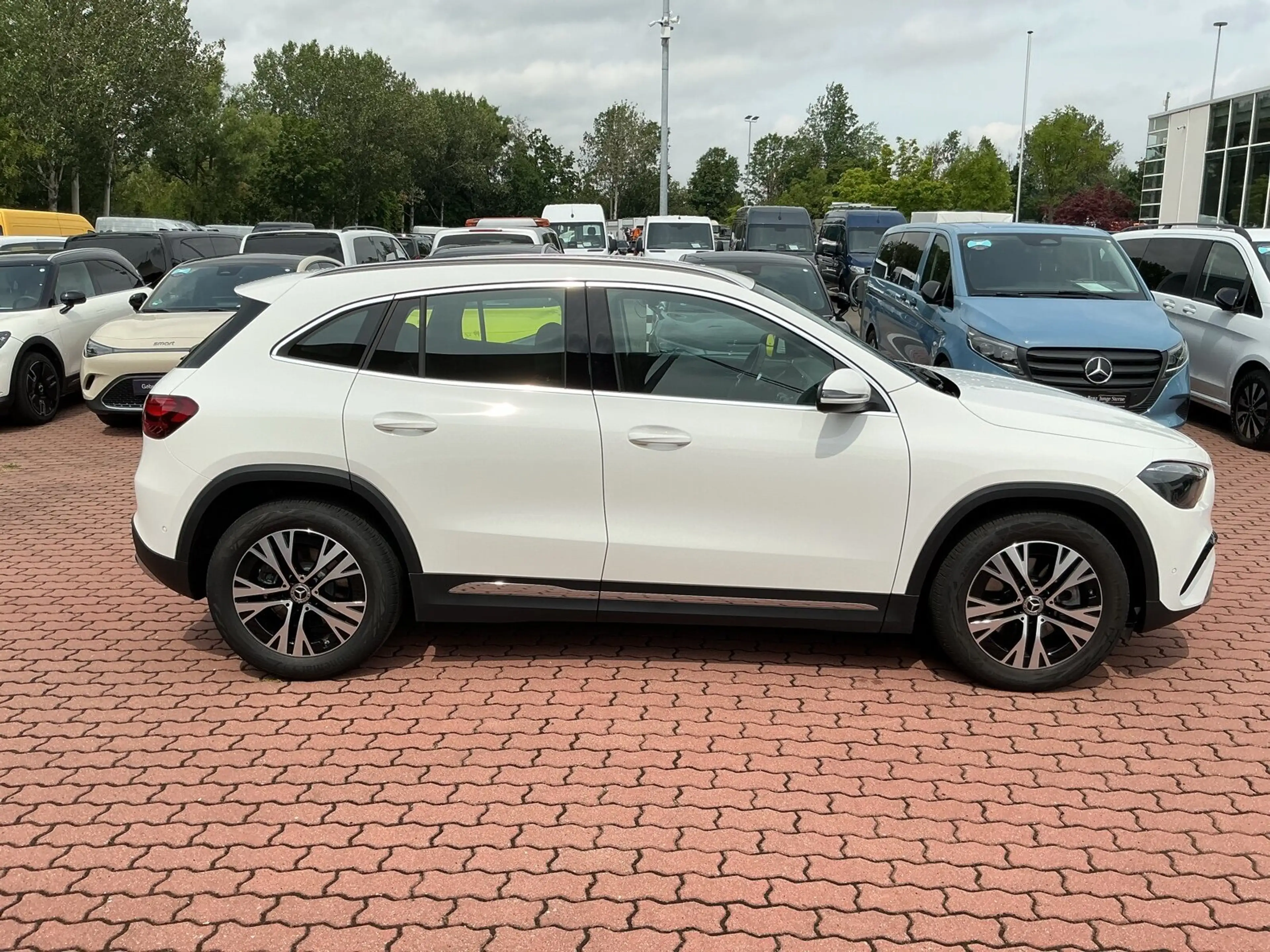 Mercedes-Benz GLA 220 GLA 220 4M Progr Advanced RüKam LED Distro AHK — photo 8