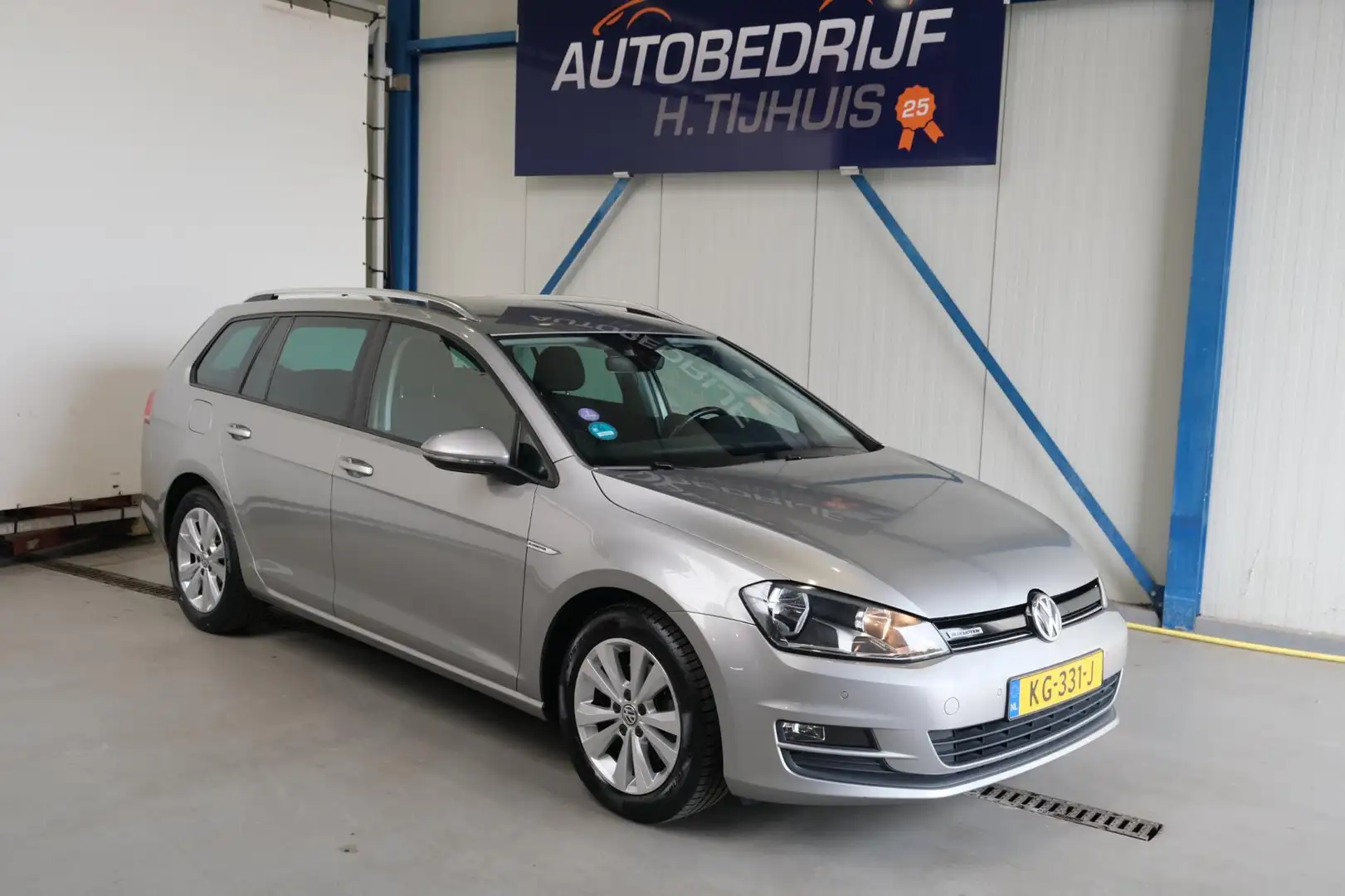 Volkswagen Golf Variant 1.0 TSI Connected Series Automaat Grijs - 1