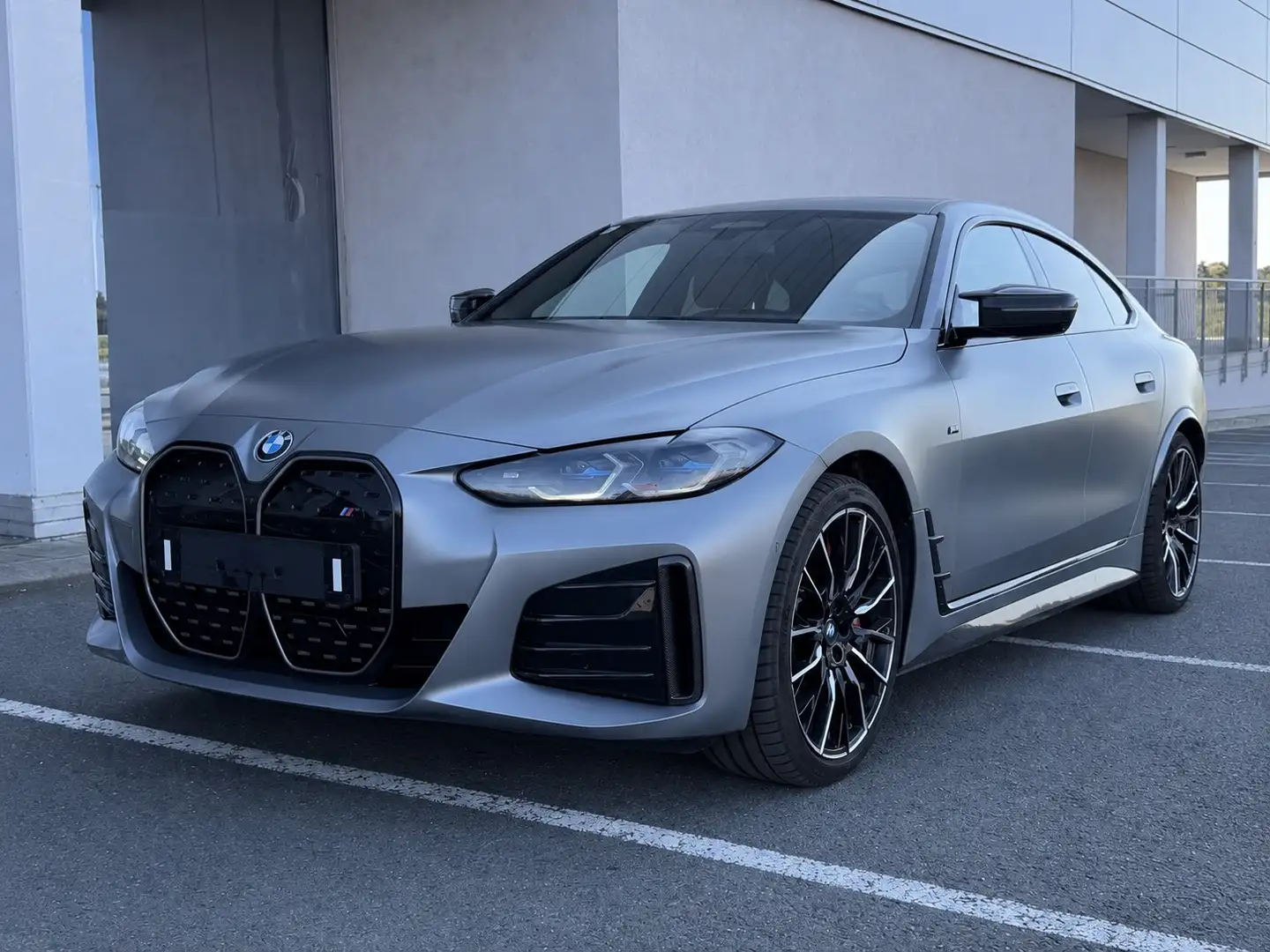BMW i4 M50 Garantie 10/27 | LP: 97.432 € | Xpel | Carbon Grau - 1
