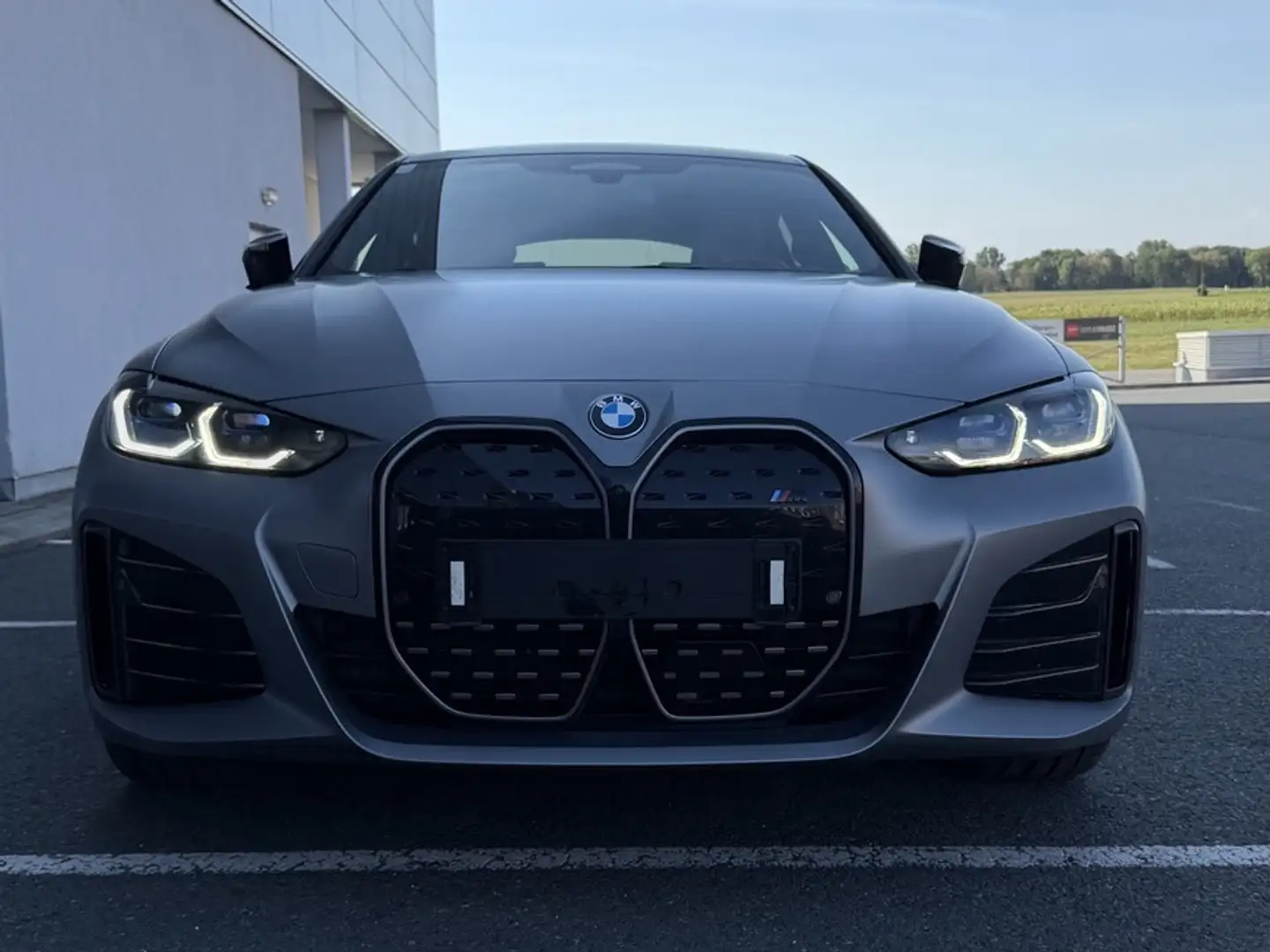 BMW i4 M50 Garantie 10/27 | LP: 97.432 € | Xpel | Carbon Grau - 2