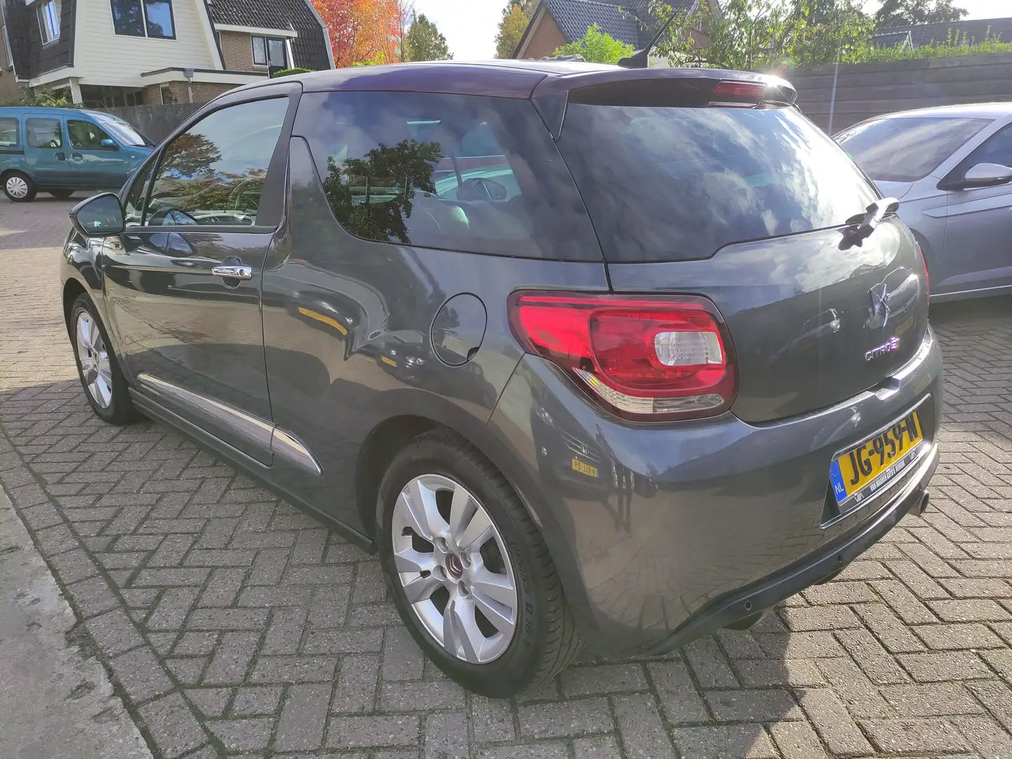 Citroen DS3 1.6 VTi 120 So Chic, Automaat Gris - 2