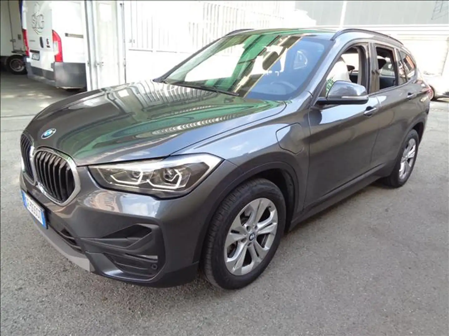 BMW X1 XDRIVE 25E BUSINESS ADVANTAGE AUTOMATICO Gris - 1