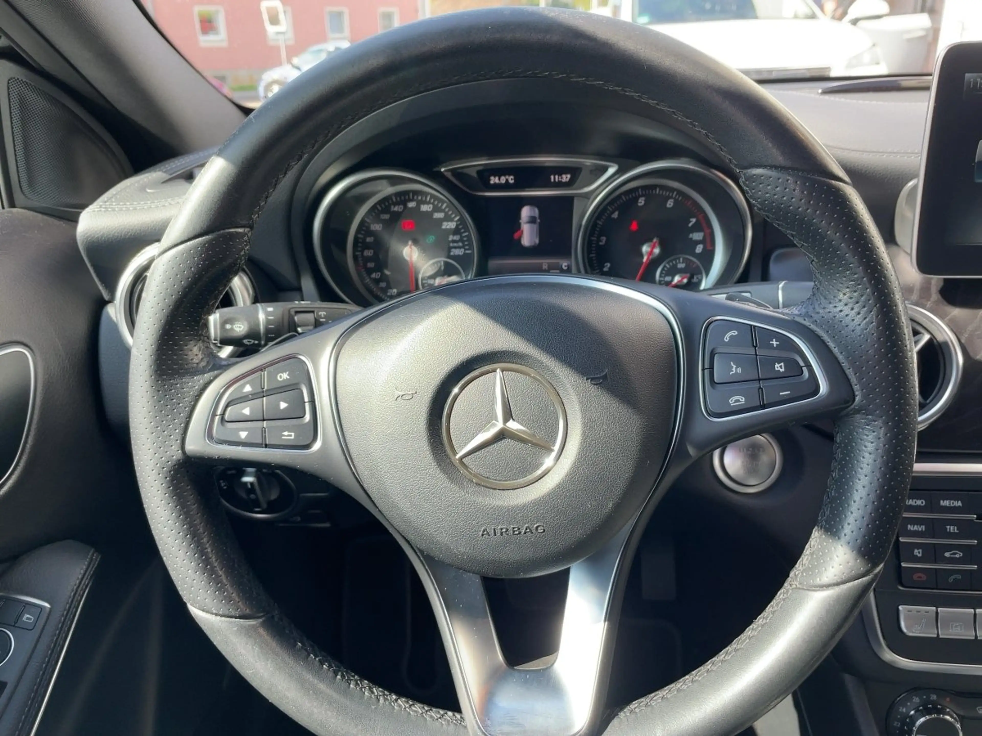 Mercedes-Benz GLA 250 4Matic  Urban Standheizung — photo 11
