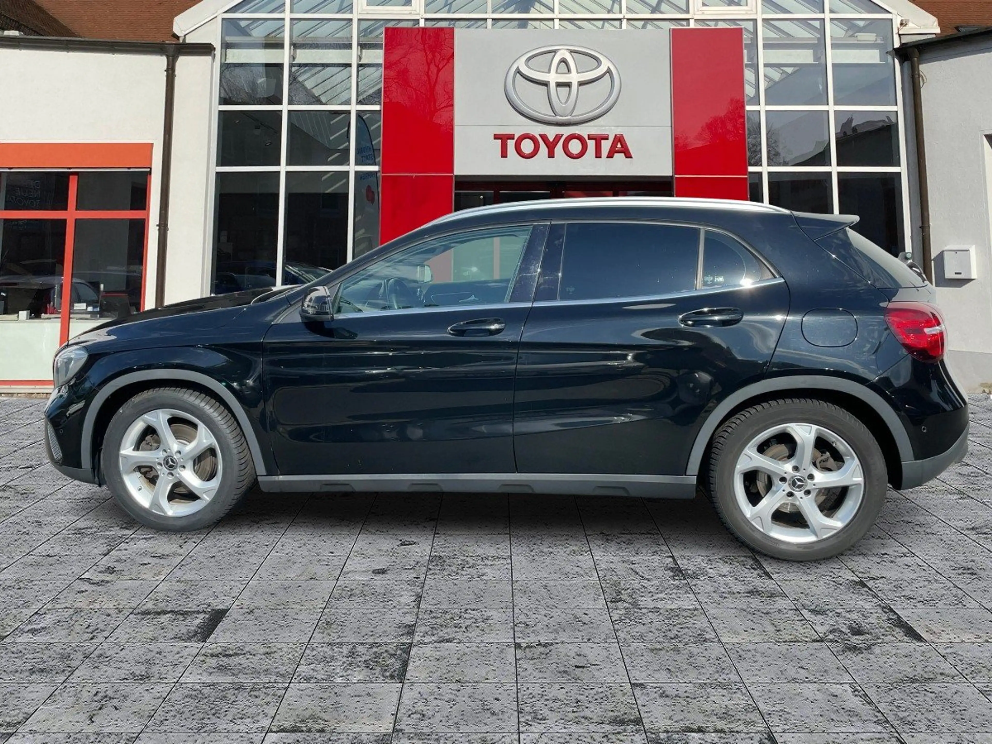 Mercedes-Benz GLA 250 4Matic  Urban Standheizung — photo 3