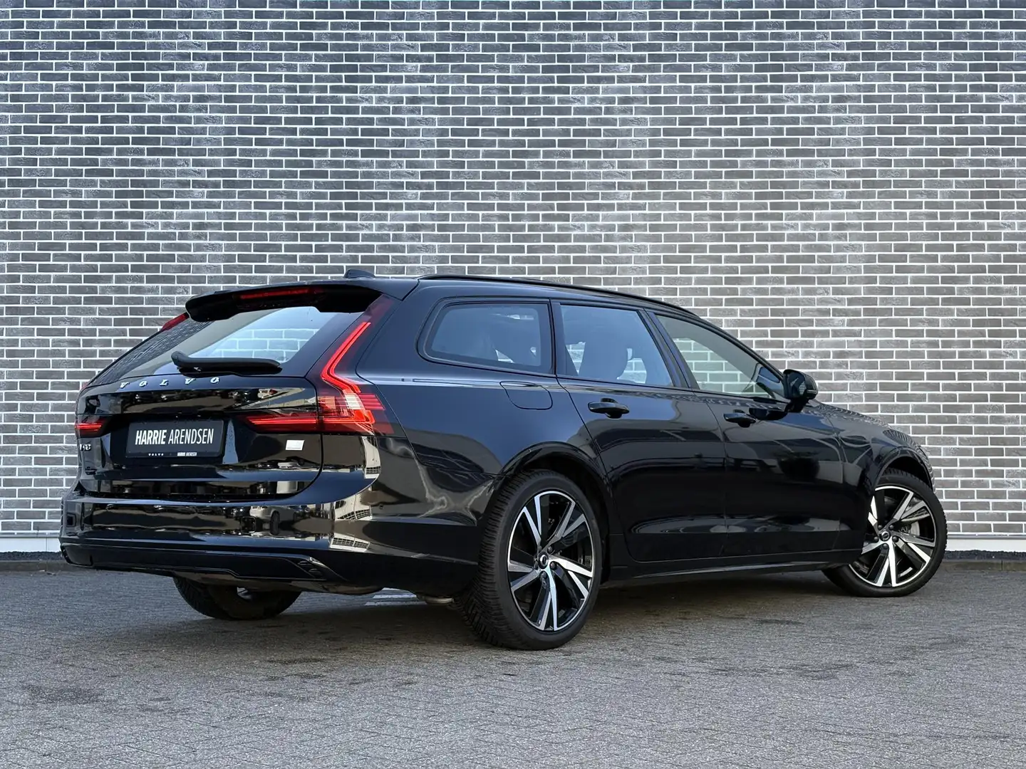 Volvo V90 2.0 T6 Plug-in hybrid AWD Ultimate Dark | Long Ran Zwart - 2