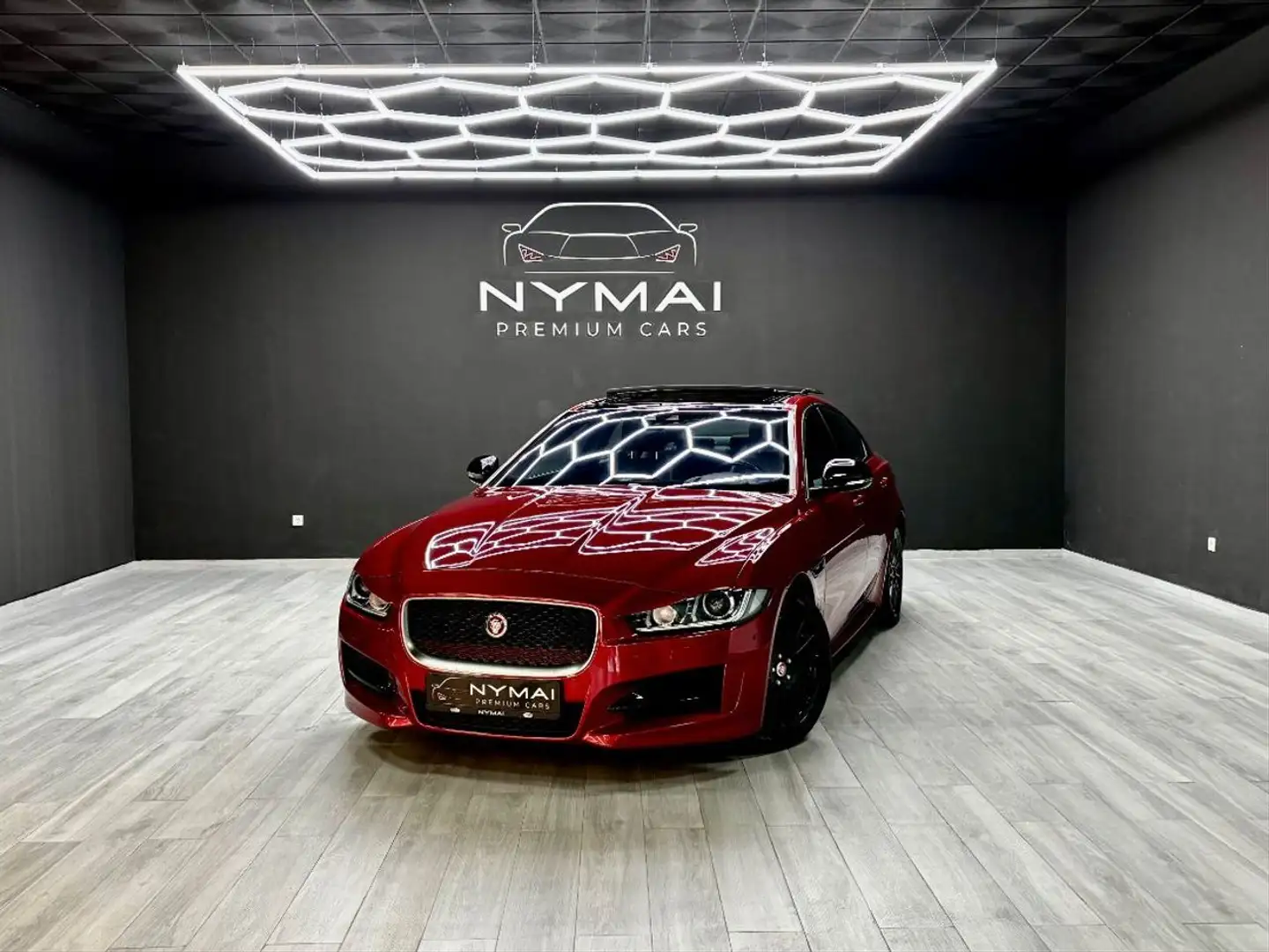 Jaguar XE 2.0 AJ200D Diesel RWD 132kW RSport Červená - 1