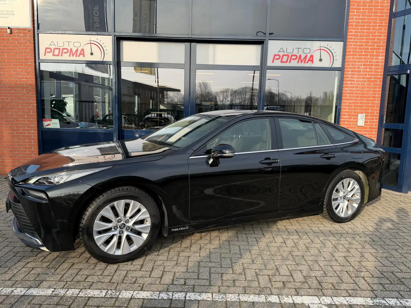 Toyota Mirai 182pk Dynamic Automaat / Verw. electr. bed. voorst Noir - 2