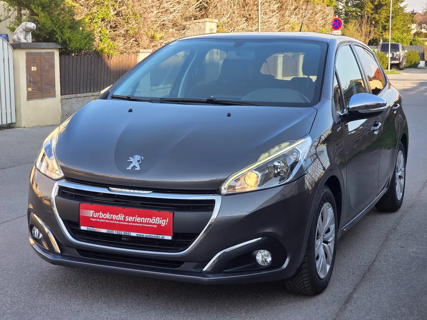 Peugeot 208 1,2 PureTech 82 Benzin 5 Türig Grau - 1