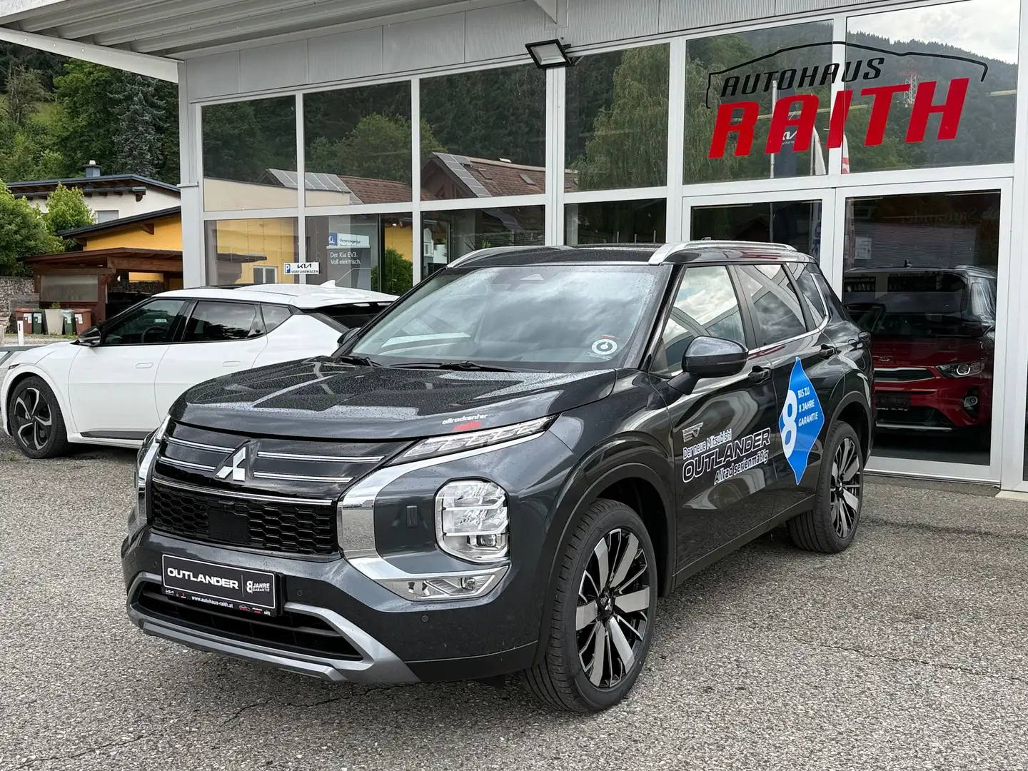 Mitsubishi Outlander 2,4 PHEV S-AWC Intense Grau - 1