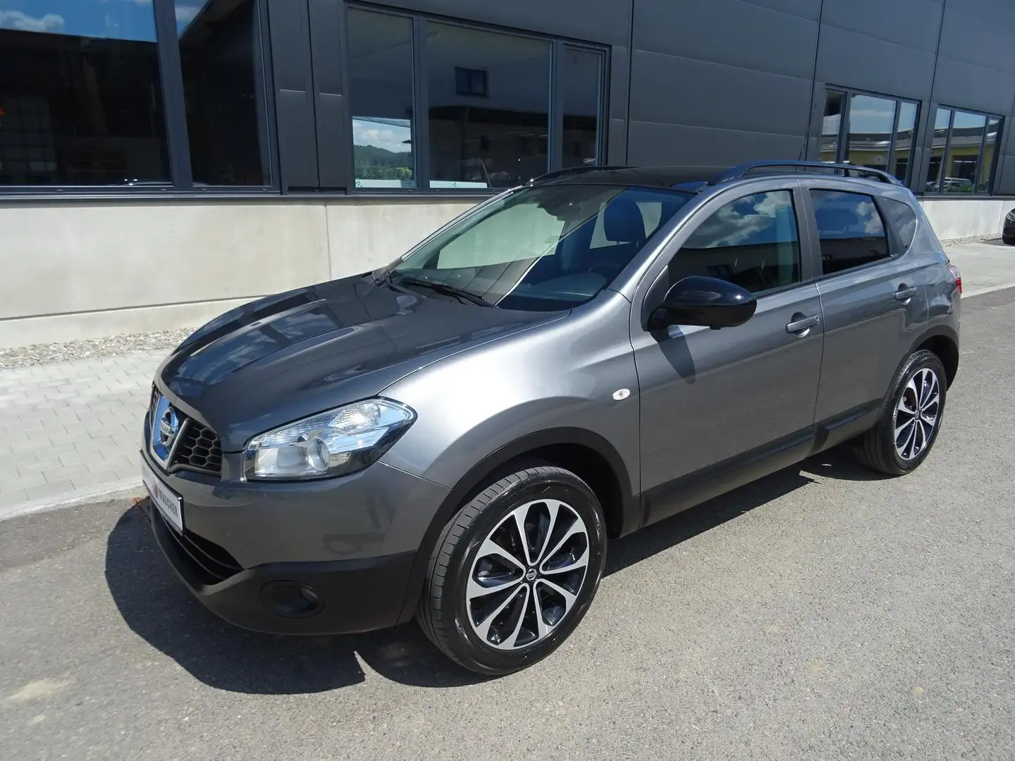 Nissan Qashqai 1.6 dCi 4X4 Pano/Klima/Navi/Kamera/AHK Grau - 2