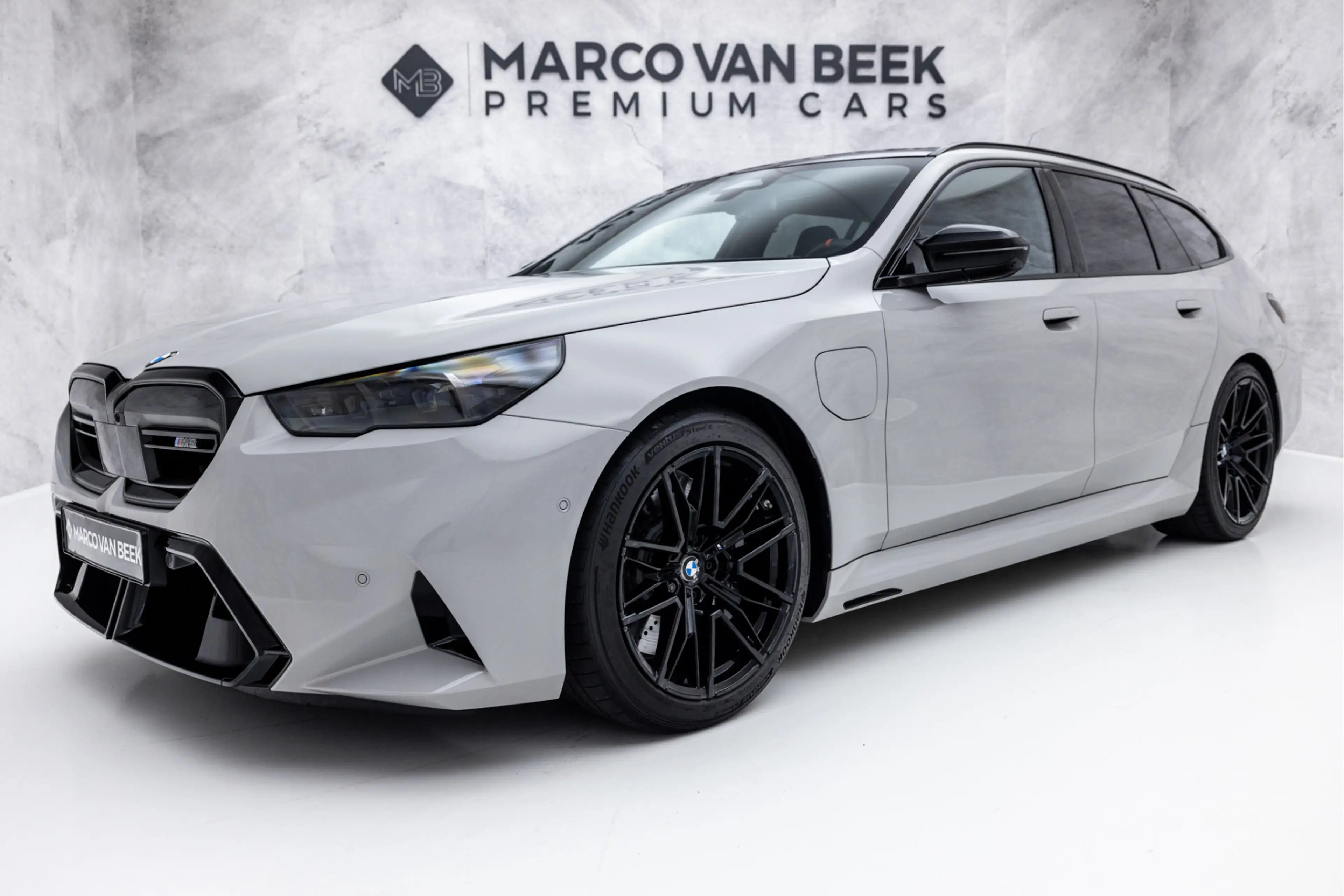 BMW M5 5-serie Touring | Kreide | Pano | Carbon | Iconic