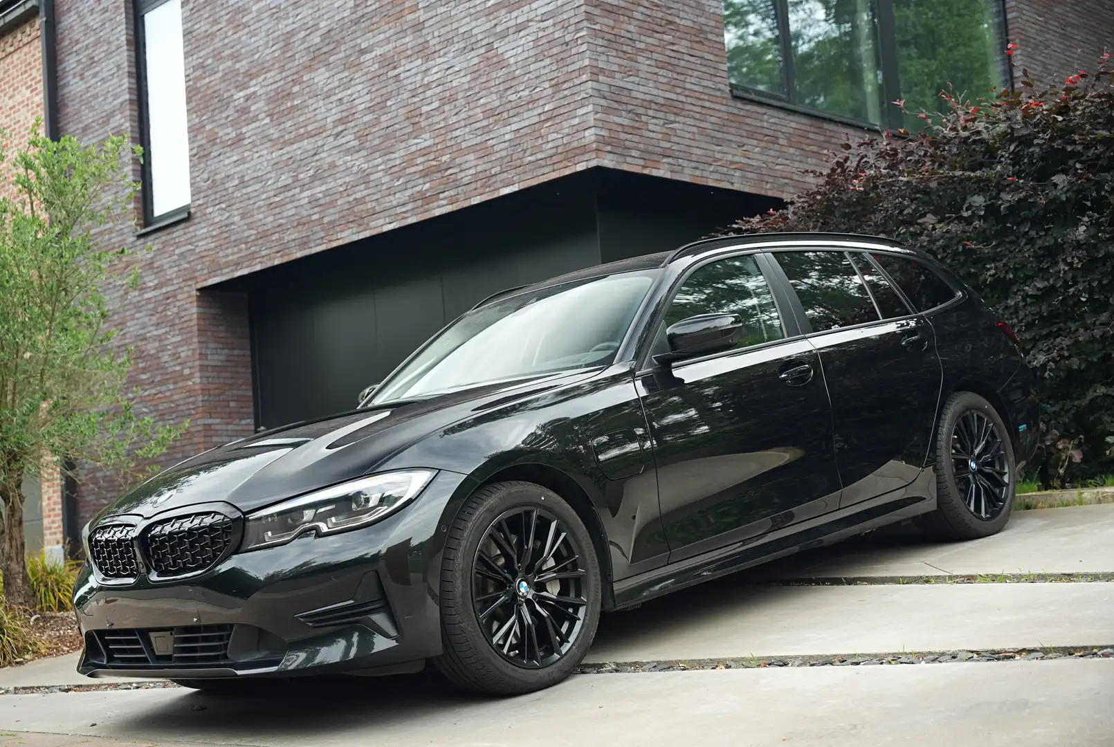 BMW 330 e LiveCockpit/Leder/Zetelvw/HUD/Cam/ACC/TrekHaak Zwart - 1