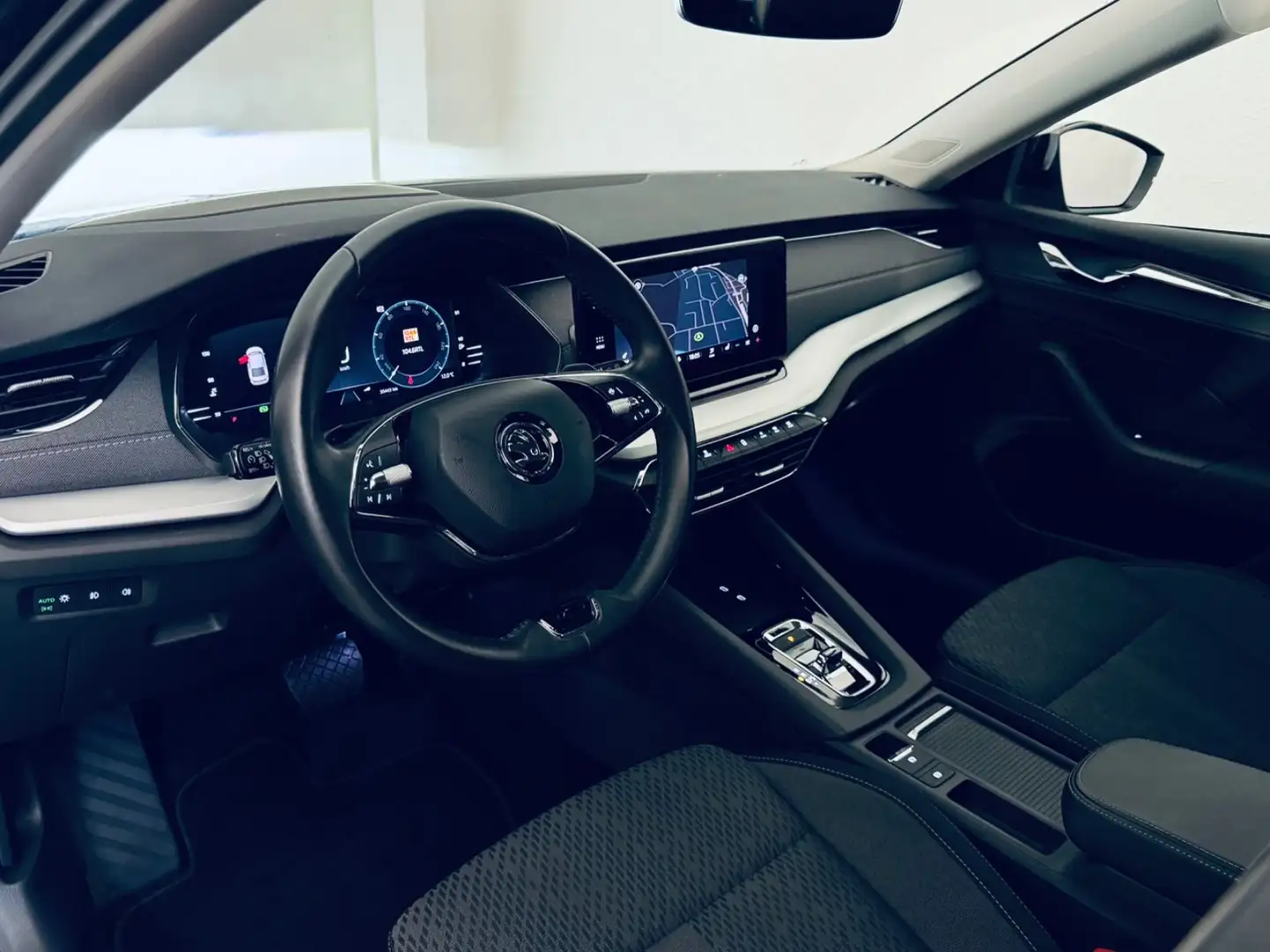 Skoda Octavia Lim. First Edition* 1.H * NAV *HUD * Schwarz - 2