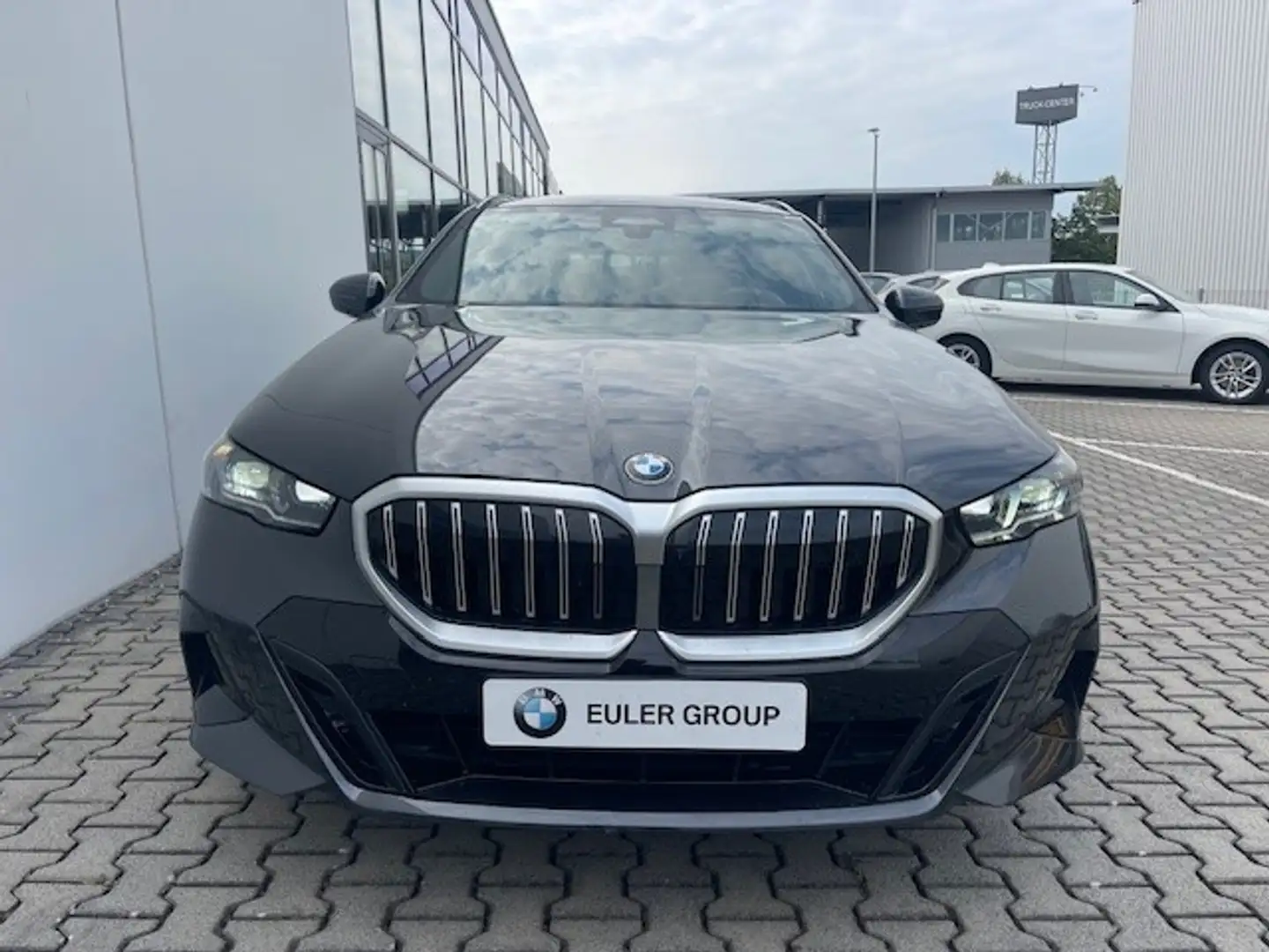 BMW 540 d xDr. Tour. M Sport AHK Pano B&W StandHz Travel+C Grau - 2