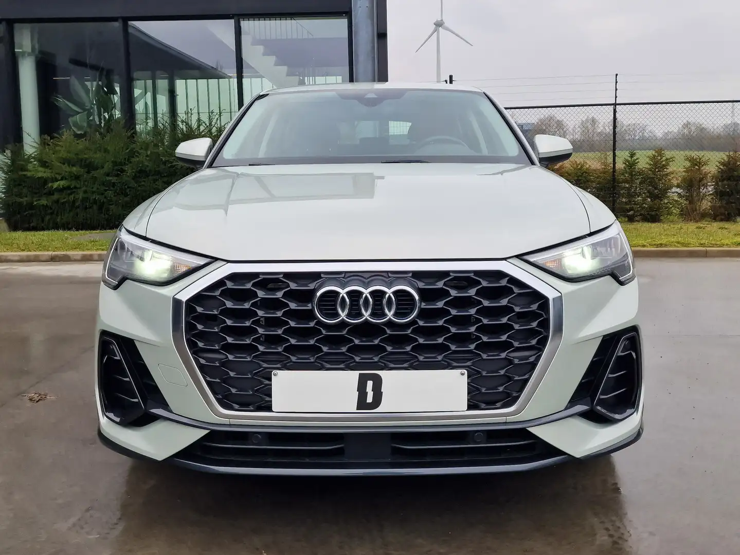 Audi Q3 Sportback/CARPLAY/Heated Seats/NAVI/Parkeersensor Grijs - 2