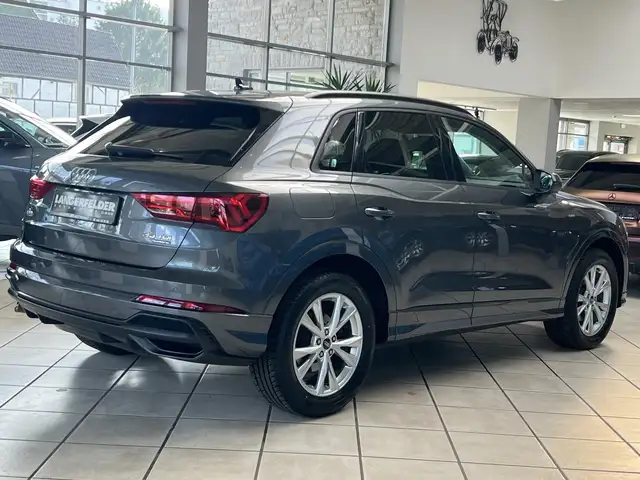 Audi Q3 view 3