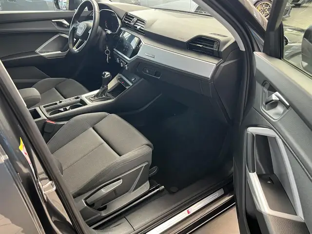 Audi Q3 view 14