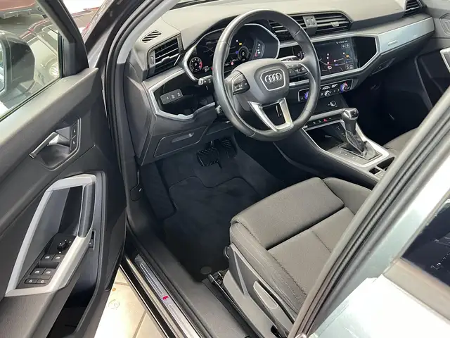 Audi Q3 view 11