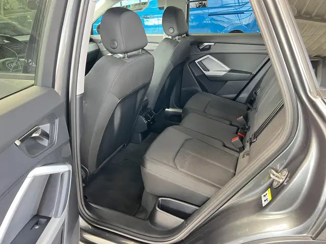 Audi Q3 view 12