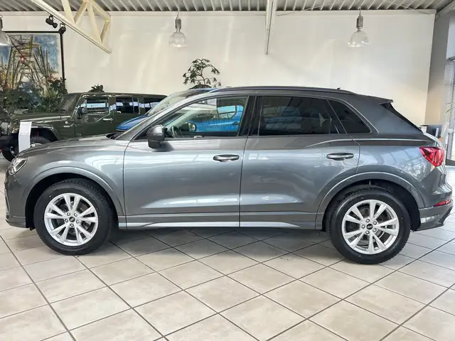Audi Q3 view 7