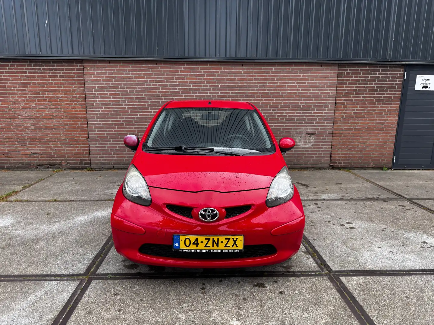 Toyota Aygo 1.0-12V + Rood - 2
