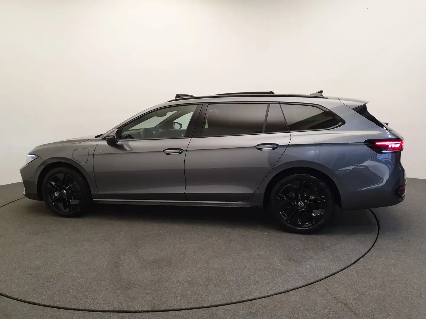 Volkswagen Passat Variant 1.5 eHybrid 272pk DSG/AUT R-Line Wegklapbare trekh Grijs - 2