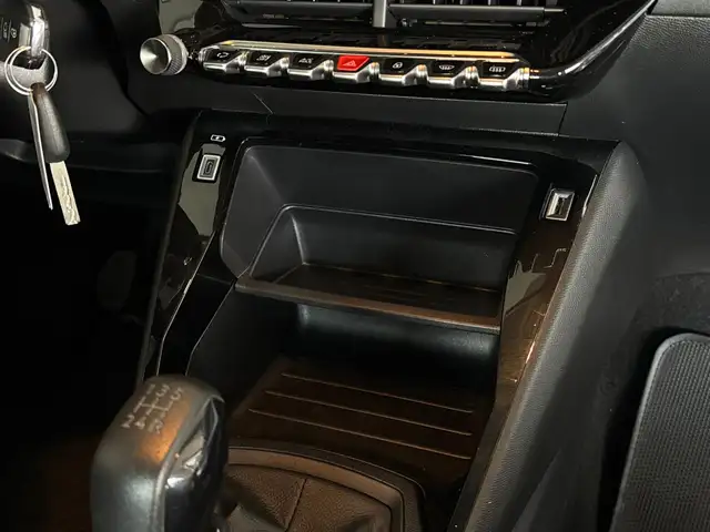 Peugeot 208 view 12
