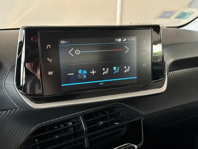 Peugeot 208 view 11