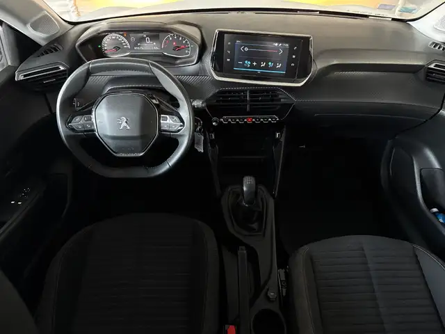 Peugeot 208 view 5