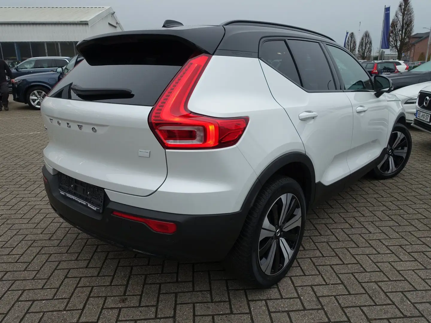 Volvo XC40 Recharge Single Motor Ultimate AHK/PANO/KAM Weiß - 2