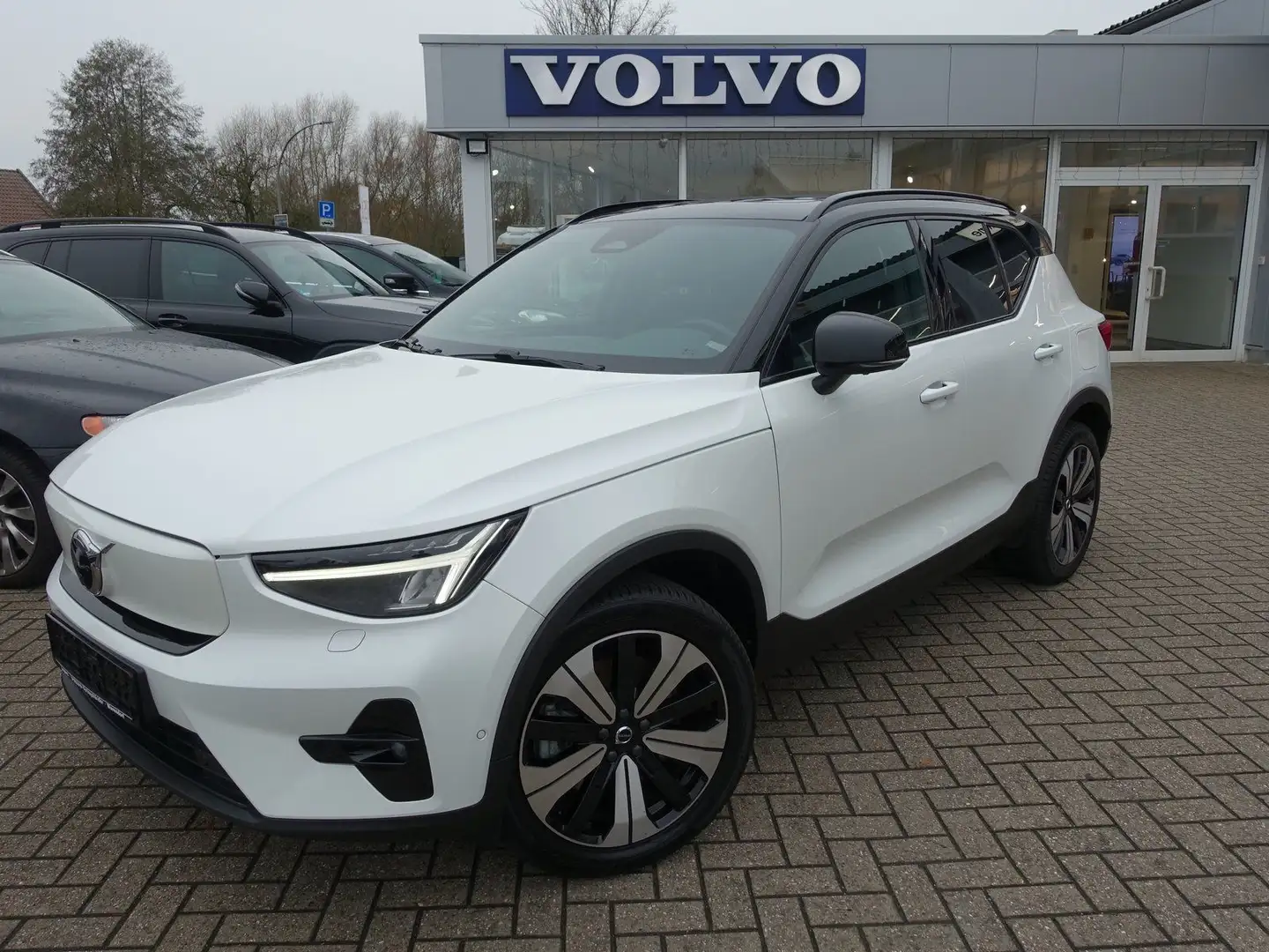 Volvo XC40 Recharge Single Motor Ultimate AHK/PANO/KAM Weiß - 1