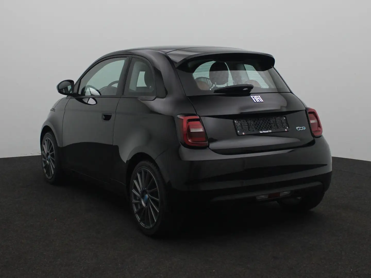 Fiat 500e 42 kWh | 17'' LM velgen + All Season | Custom Cogn Zwart - 2
