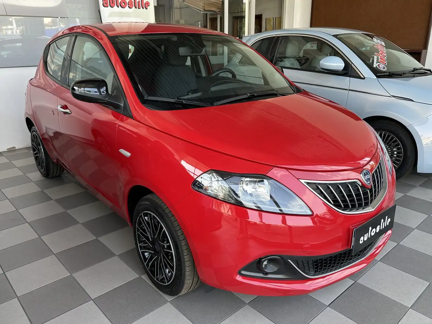 Lancia Ypsilon Lancia ypsilon 1.2 69 CV 5 porte S&S Gold Rosso - 2