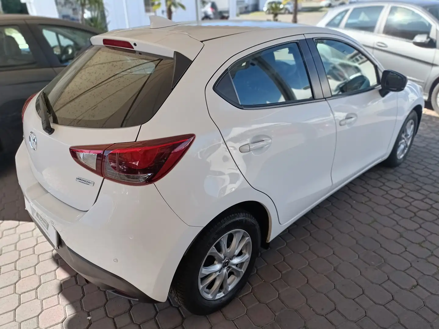 Mazda 2 1.5 Skyactiv-G Evolve 75cv Blanc - 2