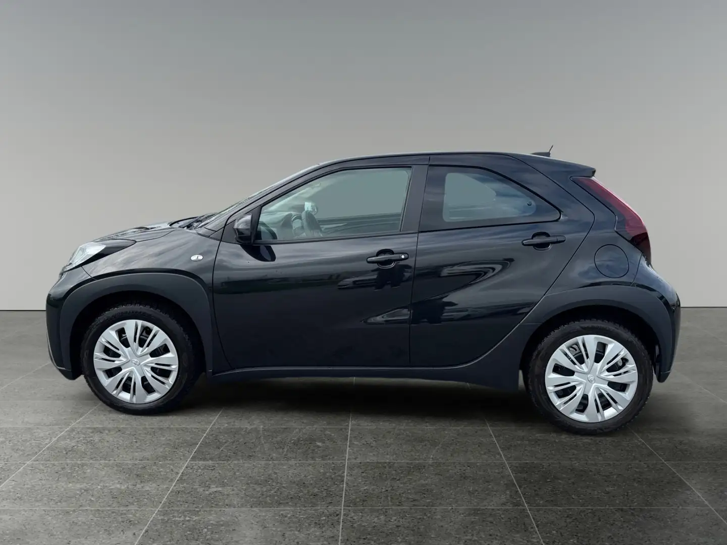 Toyota Aygo X 1,0 l Play *8-fach bereift* Schwarz - 2