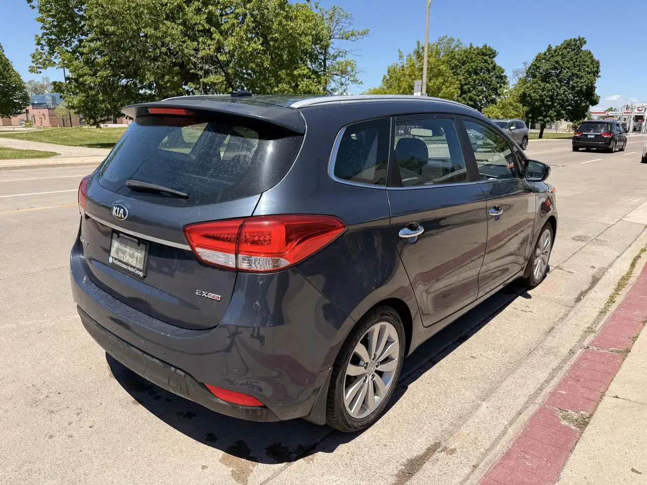 Kia Rondo снимка Kia Rondo