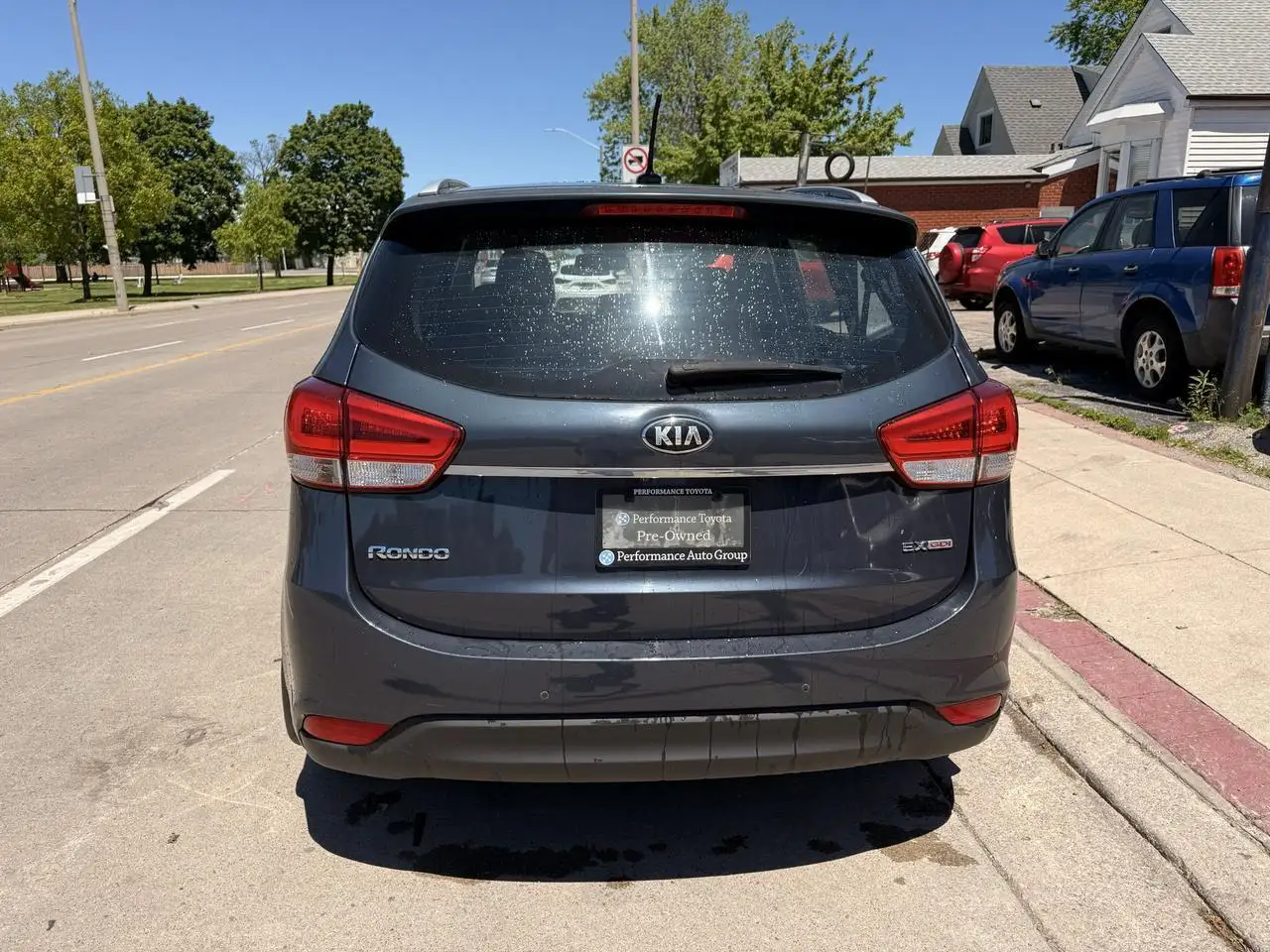 Kia Rondo снимка Kia Rondo