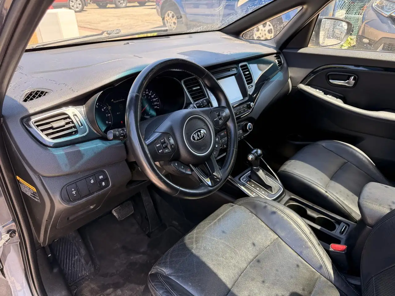 Kia Rondo снимка Kia Rondo